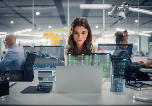 Zwalniali przez AI, teraz znów będą zatrudniać. Zwrot na rynku pracy