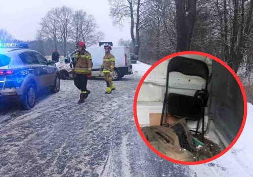 Wypadek. Samochód uderzył w drzewo, pasażer siedział na plastikowym krzesełku