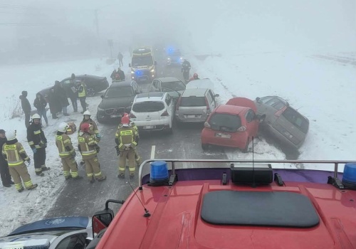 Karambol w Małopolsce. Kierowcy utknęli, służby walczą na miejscu