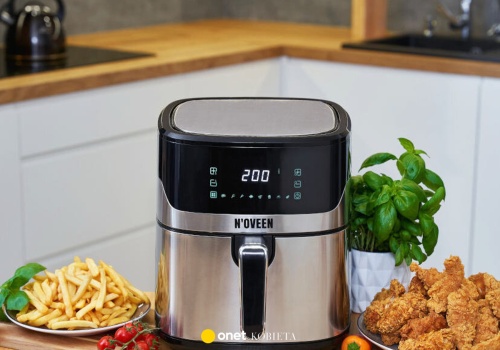Ten air fryer zrobi kurczaka, frytki i pizzę w mig! Ma 8 programów, jedzenie nie przywiera
