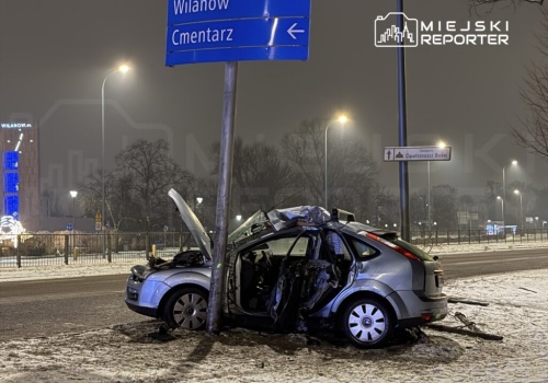 Śmiertelny wypadek w Wilanowie. Auto uderzyło bokiem w słup. Kierowca nie żyje