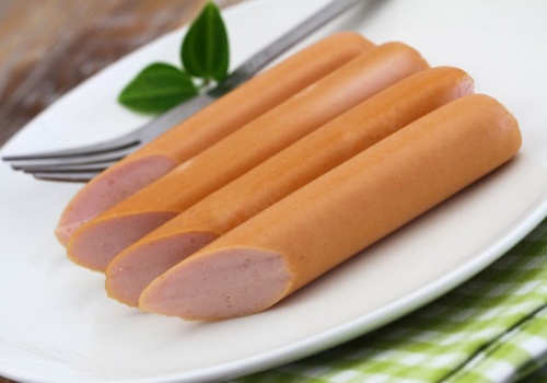 Zawsze dolewam do gotowania parówek. Są smaczniejsze i nie pękają