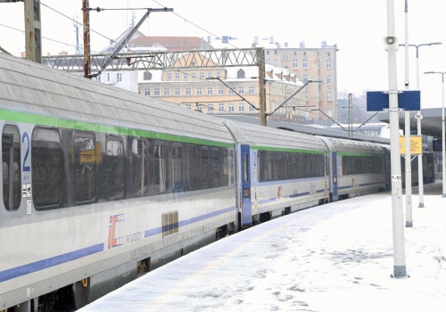 Internet, samodzielna odprawa, monitory przy okienkach. A to nie wszystko. PKP idzie na całość