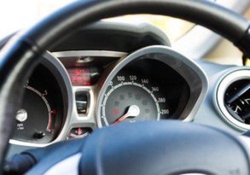 Tyle handlarz zarobi na cofniętym liczniku. Mamy dane