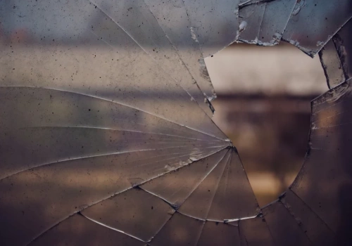 Rzucali się śnieżkami - uszkodzili szybę