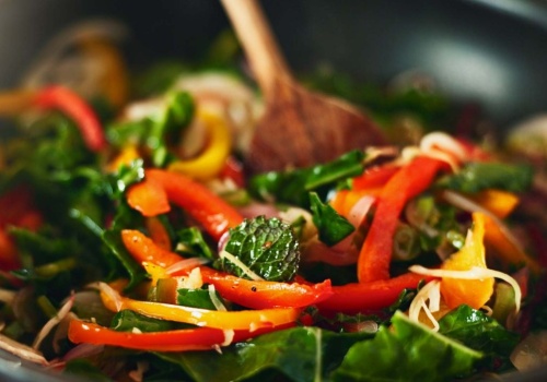 Warzywny wok, który znika z talerza w kilka minut. Ten prosty przepis robi furorę w sieci