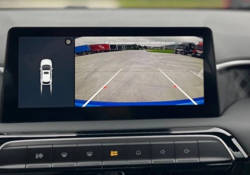 Zupełnie nowe MG za 64 500 zł. Posiada 7-letnią gwarancję, nawigację, ekrany i szereg dodatków