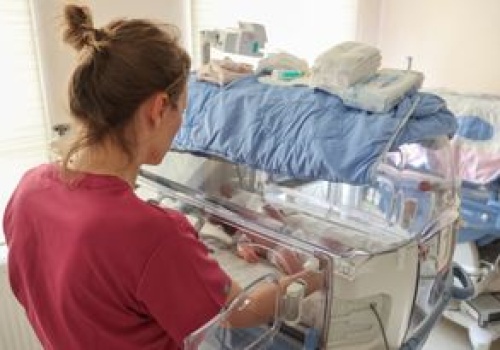 125 tys. w pięć lat. Ekspert pokazał zatrważającą tabelę urodzeń