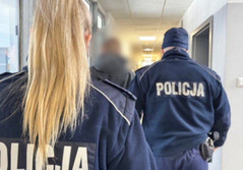 Nastolatek ukrywał się w kanapie w pojemniku na pościel. Został doprowadzony do policyjnej izby dziecka