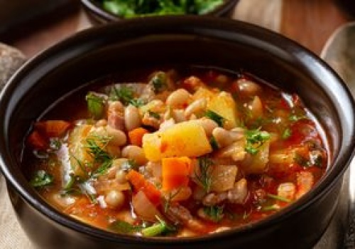 Zupę gulaszową gotuję bez mięsa. Dorzucam jeden składnik, więc ma więcej białka i syci na dłużej