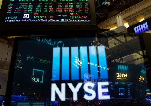 Wall Street czeka na protokół FOMC. Kontrakty rosną, technologia odbija, rynek AI w centrum uwagi