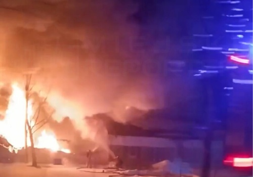 Nocny pożar zakładu meblarskiego. Z ogniem walczyło 25 zastępów straży pożarnej