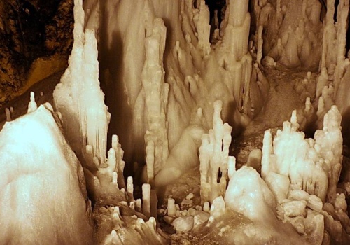 Odkryli ją w jaskini pod warstwą lodu. Starożytna bakteria oporna na antybiotyki