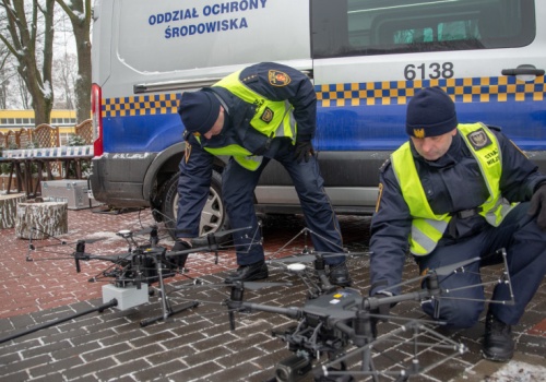 Kontrolują miejsca stosowania nieprzepisowego opału. Sypią się mandaty i pouczenia