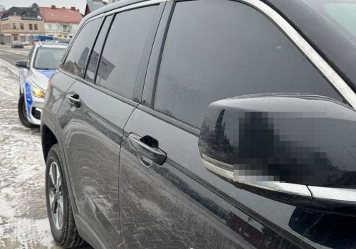 Biała Podlaska: kierowca Jeepa stracił dowód rejestracyjny za zbyt mocno przyciemnione szyby