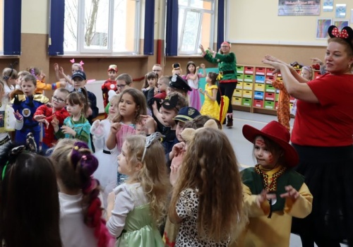 Dzieci z Przedszkola nr 2 w Wieluniu bawiły się wczoraj na balu karnawałowym!  (zdjęcia)