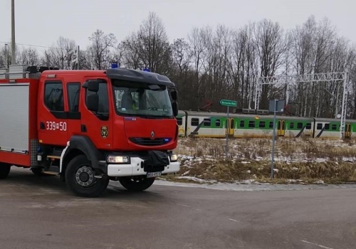 Dominika wciągnął pociąg, gdy pomagał kobiecie z wózkiem. Wiemy, jaki jest stan 17-latka
