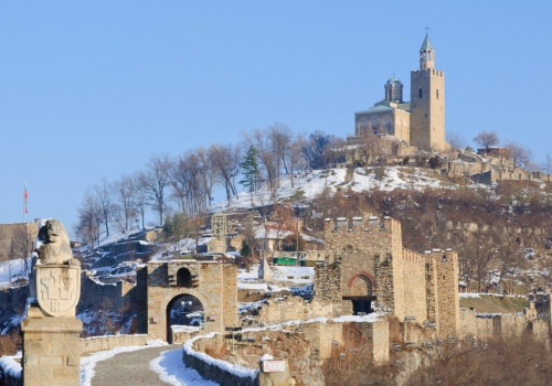 Mieszka tutaj zaledwie 300 osób. Miasto słynie z majestatycznych twierdz