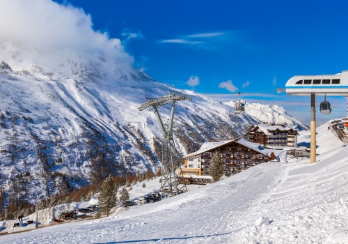 Masowa bójka niedaleko stoków narciarskich w popularnym kurorcie w Austrii. Dwie osoby ranne