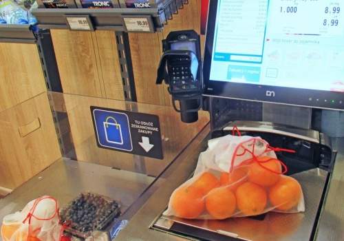 Kobieta oszukała system w markecie. Za zakupy płaciła gorsze, teraz grozi jej 8 lat więzienia