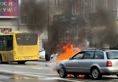 Pożar samochodu w centrum Katowic. Są duże korki w rejonie autostrady A4