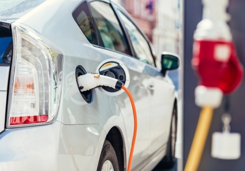 Stacji ładowania proporcjonalnie więcej niż tankowania? - eksperci prognozują rynek elektromobilności