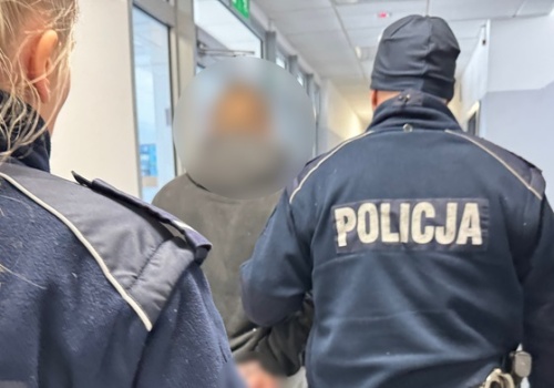 Przed szkołą i policją ukrywał się w kanapie. Zabawa w chowanego skończy się dla niego w sądzie