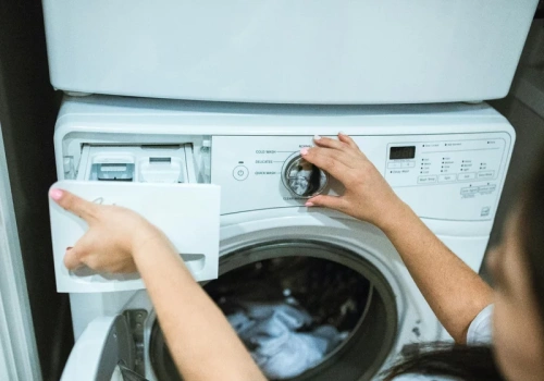 Wlej to do pralki raz w miesiącu. Serwisant zdradził ten trik