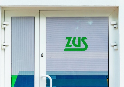 Wyszła z domu na pogrzeb, a ZUS odebrał jej zasiłek. Sąd orzekł jednoznacznie, wyrok da nadzieję wielu Polakom