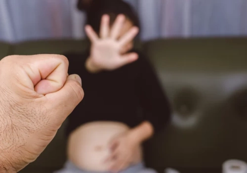 31-latek bił młotkiem i przypalał zapalniczką kobietę w siódmym miesiącu ciąży