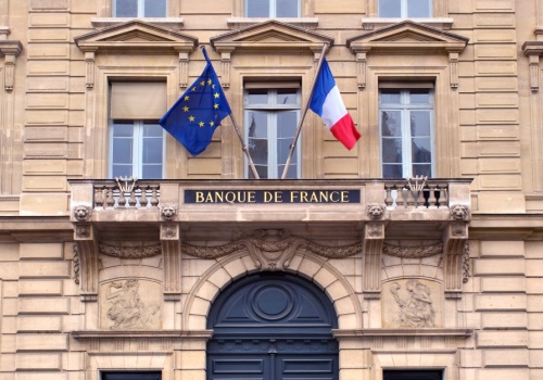 Prezes Banku Francji broni płatności gotówkowych. 