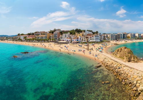 Katalońskie lato z widokiem na Barcelonę 🏖️☀️ Wczasy 100 m od plaży za 2569 PLN