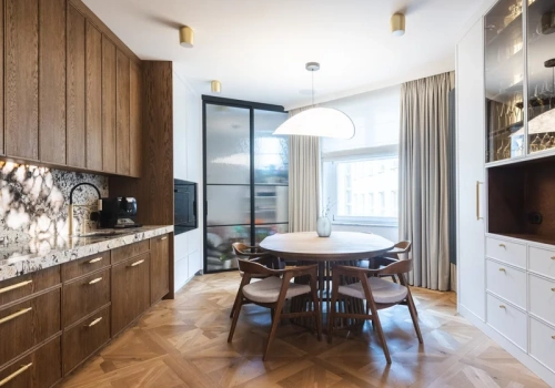 Kupili dwie „ruiny” w przedwojennej kamienicy. Powstał apartament marzeń w sercu Gdyni