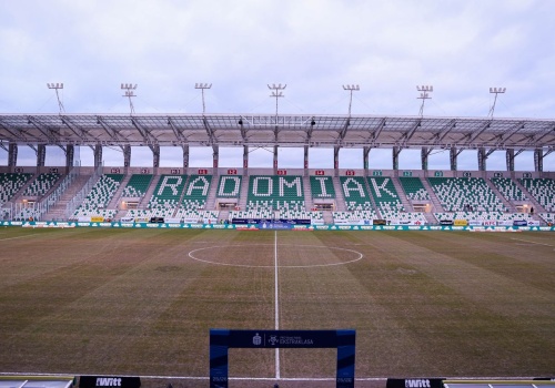 Komisja Ligi ukarała Radomiaka za wydarzenia po meczu z Koroną. Jest grzywna i zakaz wyjazdowy, ale stadion pozostaje otwarty