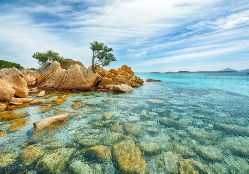 Spędź majówkę w otoczeniu gór i morza ⛰️ 🌊 Tydzień na Sardynii za 1293 PLN 🤩