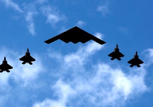 Bezprecedensowa armada w drodze na Bliski Wschód. Raptory i F-35 nad Europą