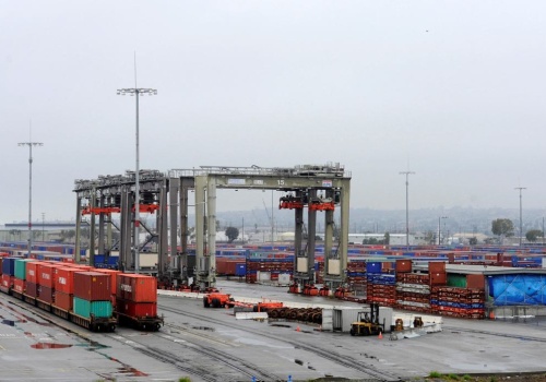 Chiński walec uderza w Europę. Zagrożenie dla polskich firm. Długa lista branż