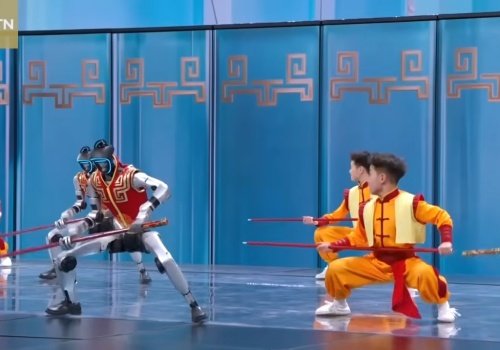 Pokaz pijanych mistrzów. Humanoidy Unitree podbijają chińską scenę narodową