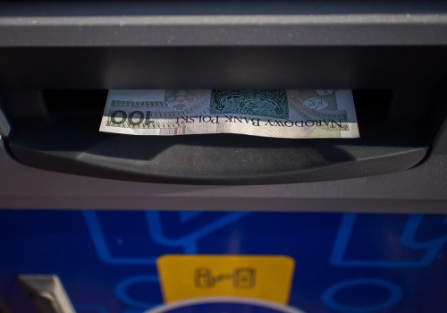 Unia chce nas pozbawić gotówki? Coraz trudniej wypłacić pieniądze z bankomatu