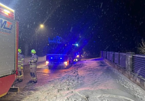 Pożar domu w gminie Zakrzew. Wszystko zaczęło się od ładowarki