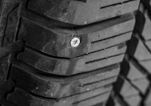 Te ślady na oponie to jasna informacja. Nie wolno ich ignorować