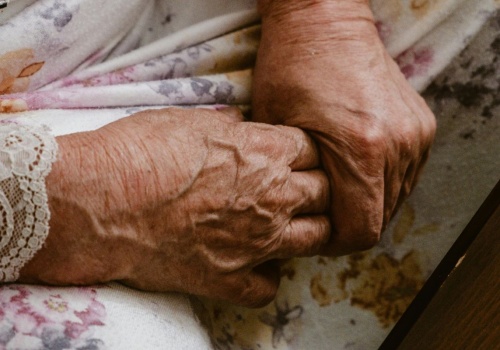 Opiekunka seniorki zmieniła pracę, a ta została sama. Tydzień nie miała jedzenia, nikt jej nie odwiedzał