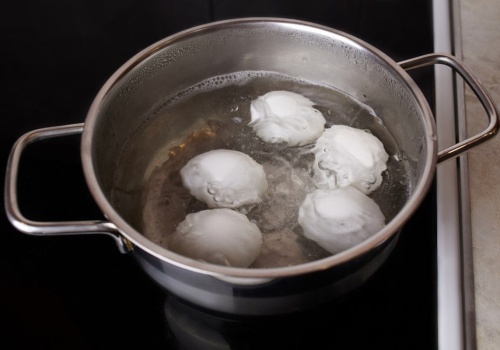 Gotujesz jajka i ciągle pękają? Wystarczy jeden produkt, który wrzucasz do herbaty