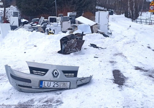 Strażacy apelują do kierowcy o odebranie zguby. Uciekł z miejsca zdarzenia bez zderzaka