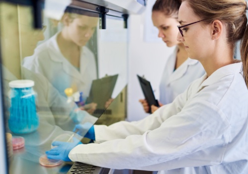 Technik analityki medycznej zarobi więcej. Wiadomo, ile wyniesie podwyżka