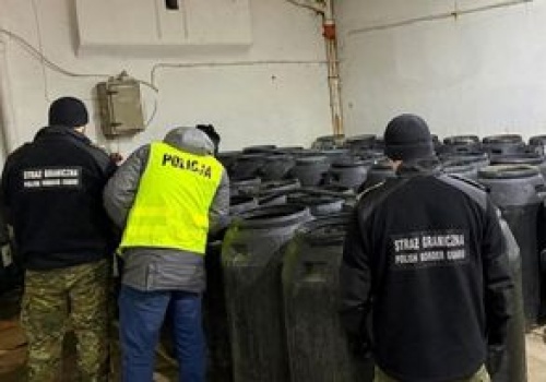 Zlikwidowano bimbrownię na Podlasiu. Przejęto tysiące litrów zacieru