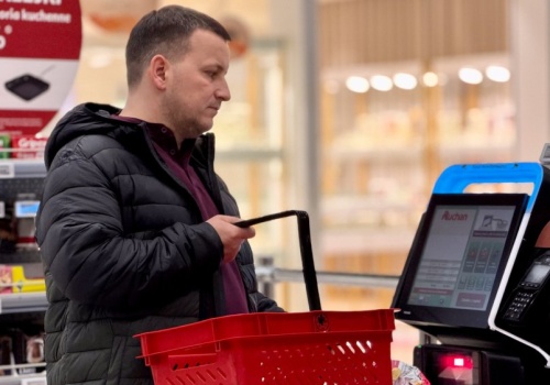 Zakupy są coraz droższe, choć inflacja spada. Paradoks da się wytłumaczyć