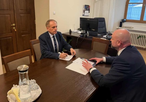 Dzicy lokatorzy wprowadzają się do miejskich mieszkań. Poseł Bartłomiej Pejo interweniuje w Urzędzie Miasta