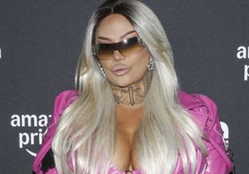 Tak przyszła na premierę. Na ściance wymieniała się czułościami z mamą