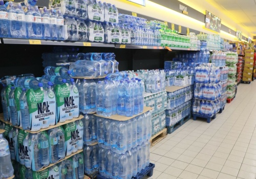 Biedronka wprowadza zmiany w systemie kaucyjnym. Jest nowy regulamin, takich butelek już nie oddasz